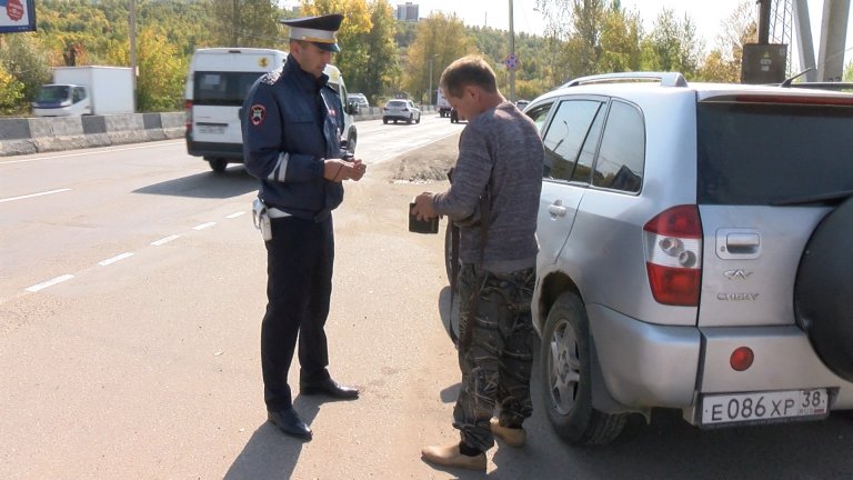 Беременной женщине, у которой заглох автомобиль, помогли полицейские в Иркутске